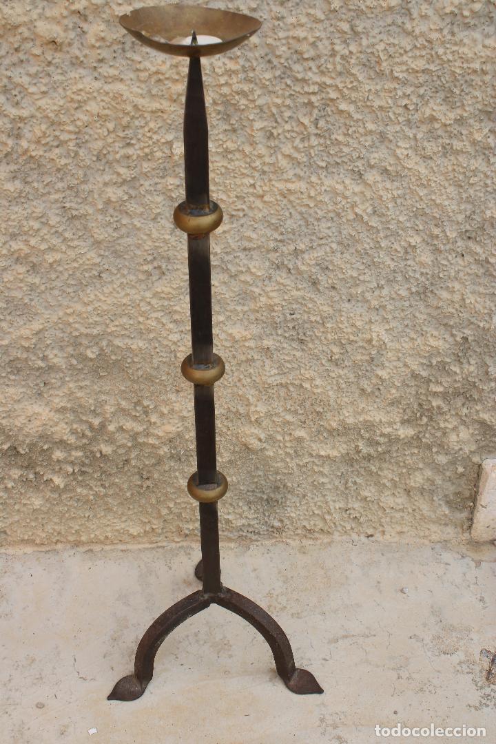 Antig&uuml;edades: antiguo candelabro de forja y bronce - Foto 2