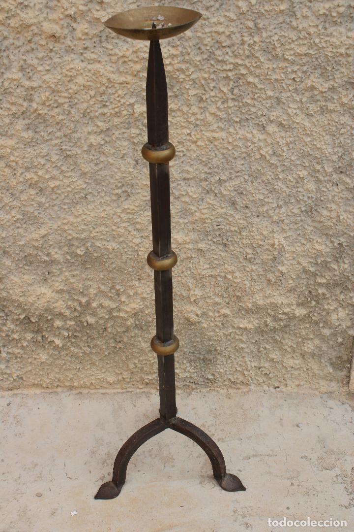 Antig&uuml;edades: antiguo candelabro de forja y bronce - Foto 3