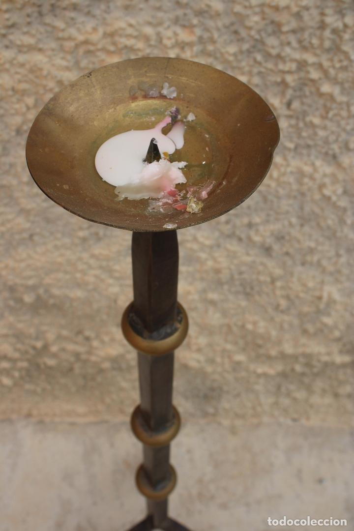 Antig&uuml;edades: antiguo candelabro de forja y bronce - Foto 4