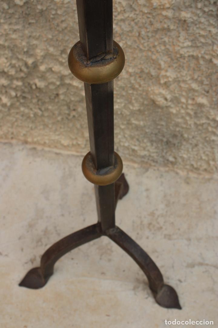 Antig&uuml;edades: antiguo candelabro de forja y bronce - Foto 5