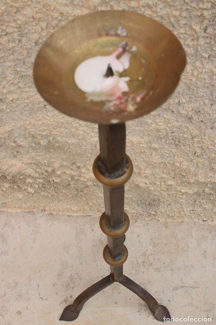 Antig&uuml;edades: antiguo candelabro de forja y bronce - Foto 6