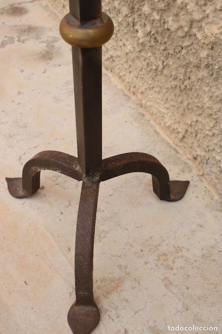 Antig&uuml;edades: antiguo candelabro de forja y bronce - Foto 7