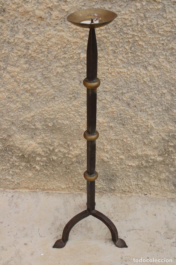 Antig&uuml;edades: antiguo candelabro de forja y bronce - Foto 1