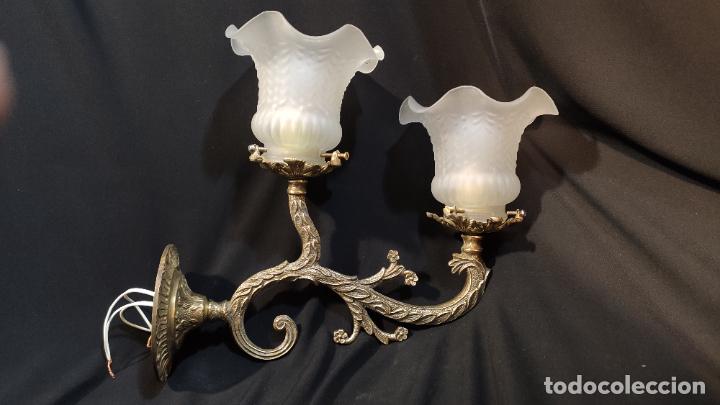 Antig&uuml;edades: INTERESANTE APLIQUE DE BRONCE DE DOS LUCES - Foto 2