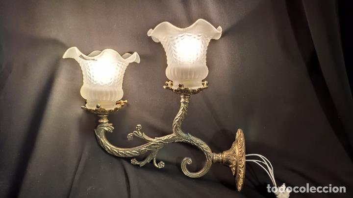Antig&uuml;edades: INTERESANTE APLIQUE DE BRONCE DE DOS LUCES - Foto 4