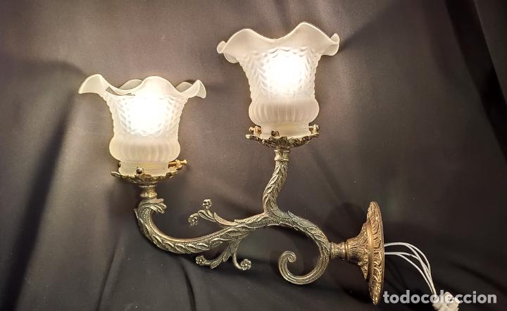 Antig&uuml;edades: INTERESANTE APLIQUE DE BRONCE DE DOS LUCES - Foto 1
