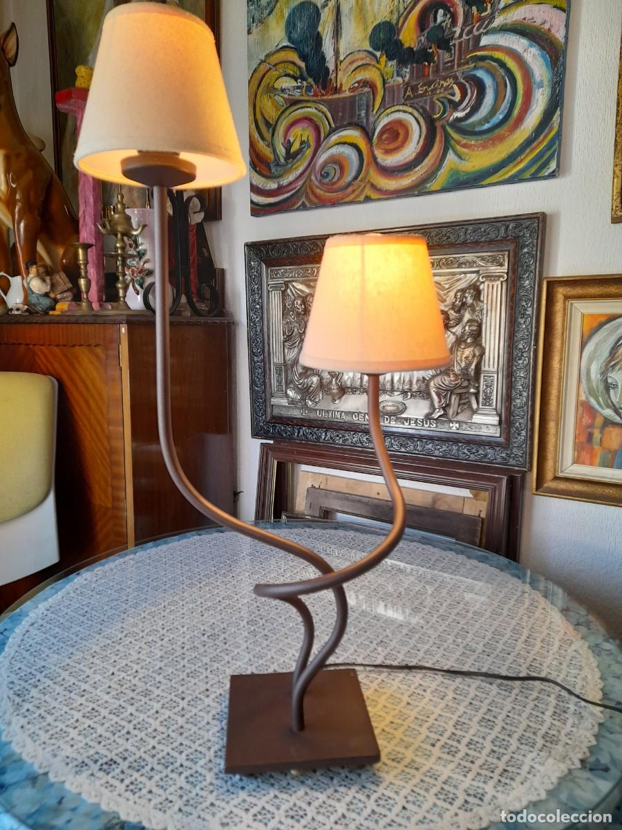 Antig&uuml;edades: L&aacute;mpara de dos tulipas de hierro de mesa - Foto 1