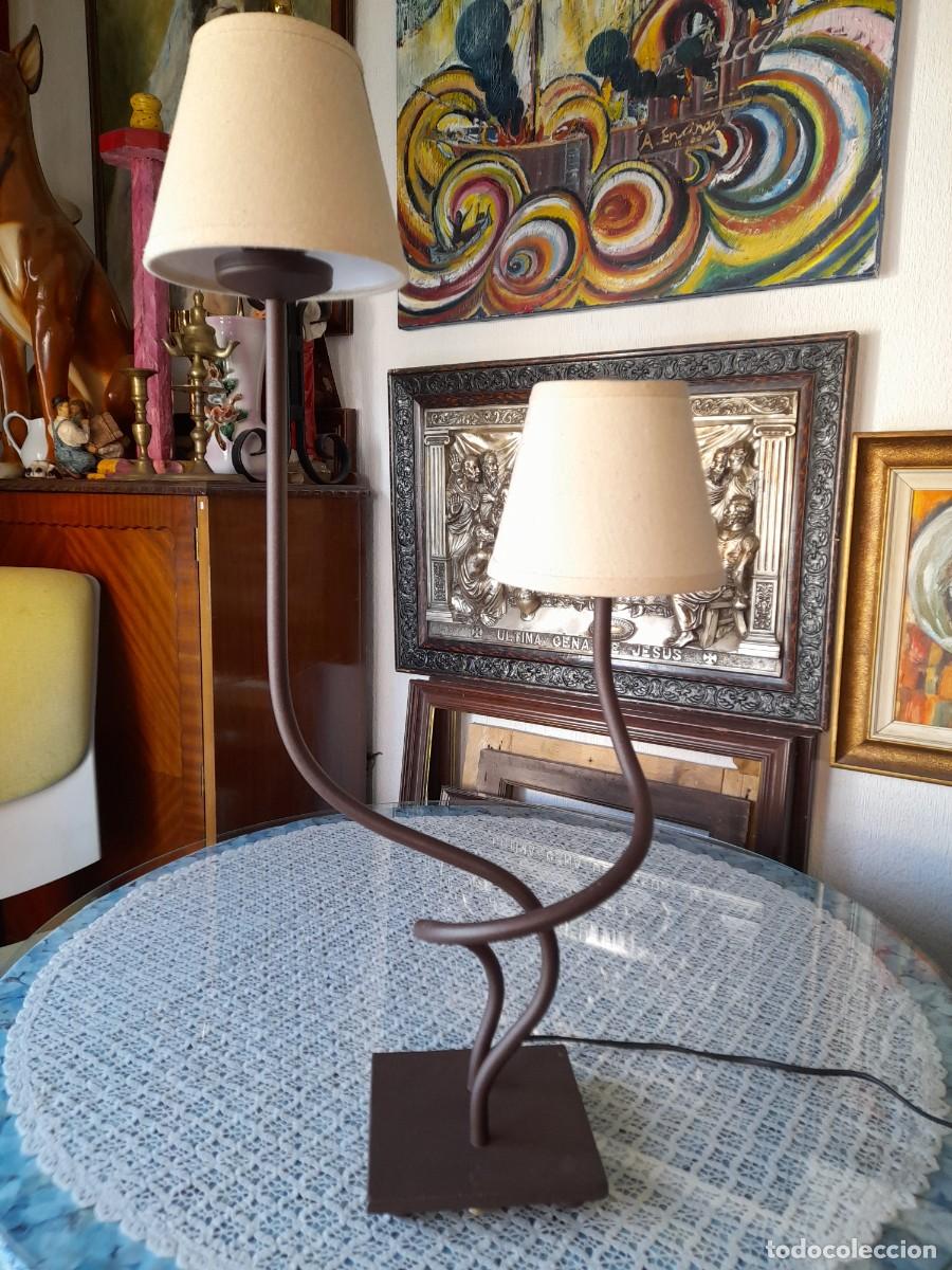 Antig&uuml;edades: L&aacute;mpara de dos tulipas de hierro de mesa - Foto 2