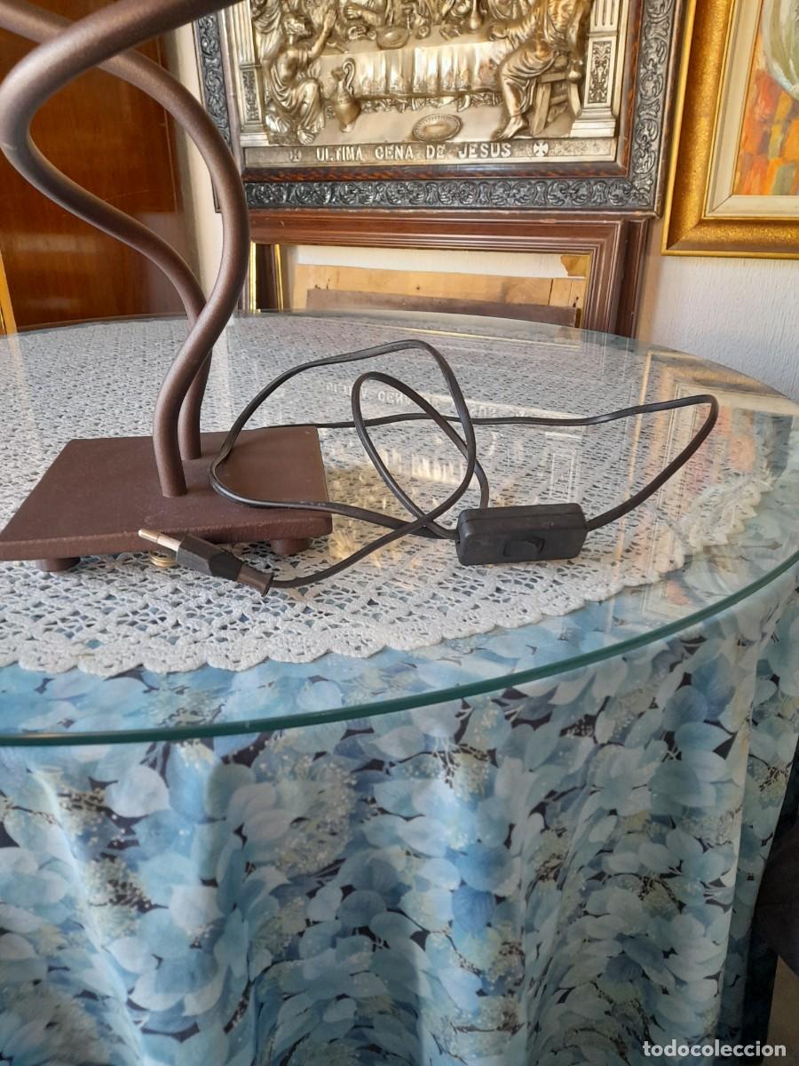 Antig&uuml;edades: L&aacute;mpara de dos tulipas de hierro de mesa - Foto 3