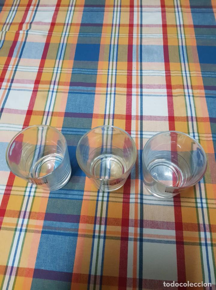 Antig&uuml;edades: 3 copas de Martini de los 70 - Foto 2