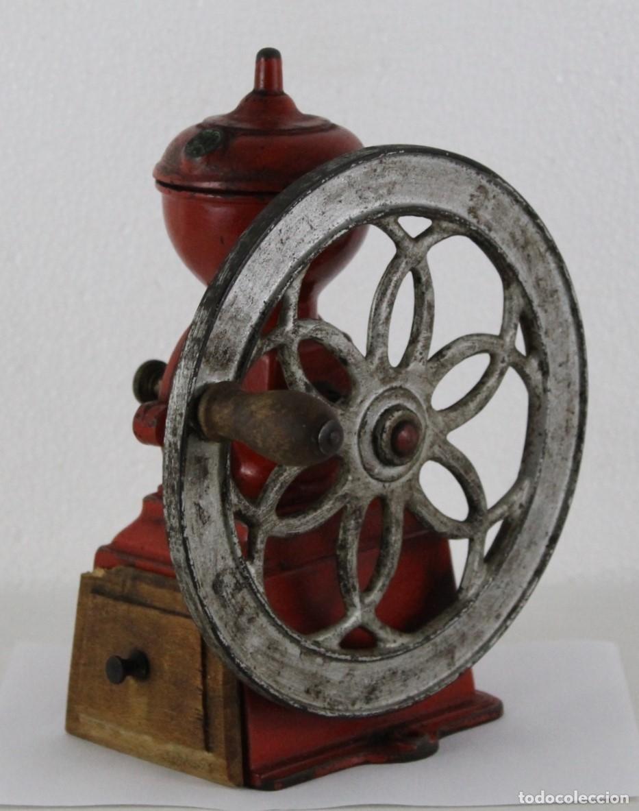 Antig&uuml;edades: Molinillo de caf&eacute; rojo en hierro con volante de la casa LIE Patentado