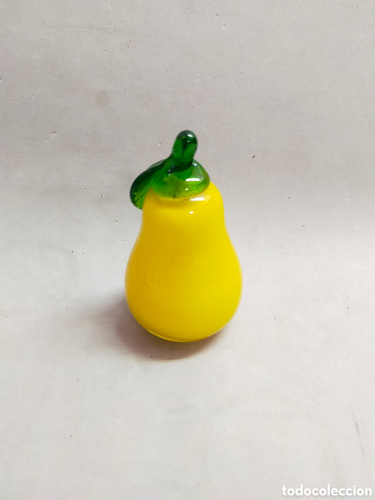 Antiguidades: PERA EN CRISTAL, FRUTA, COLOR AMARILLO Y VERDE.