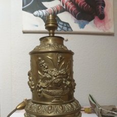 Antigüedades: ANTIGUA LAMPARA SOBREMESA LATON O BRONCE AÑOS 50/60. Lote 366214871