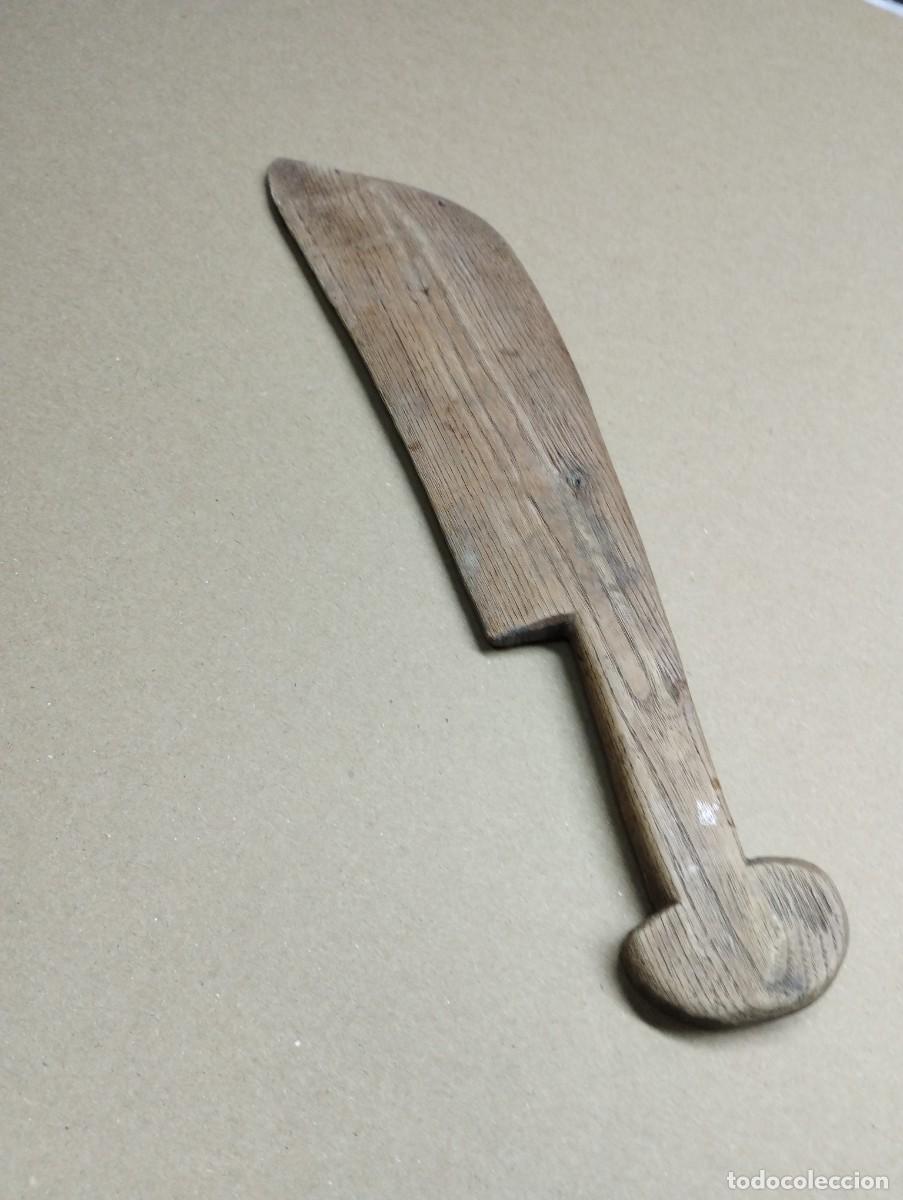 Antig&uuml;edades: Antiguo cuchillo africano madera . Mide 33 cms - Foto 1