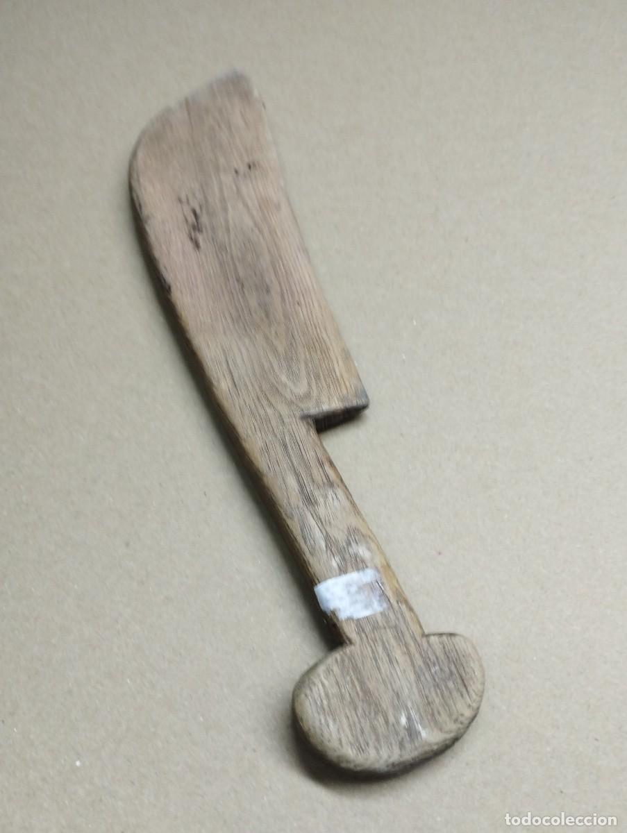 Antig&uuml;edades: Antiguo cuchillo africano madera . Mide 33 cms - Foto 2