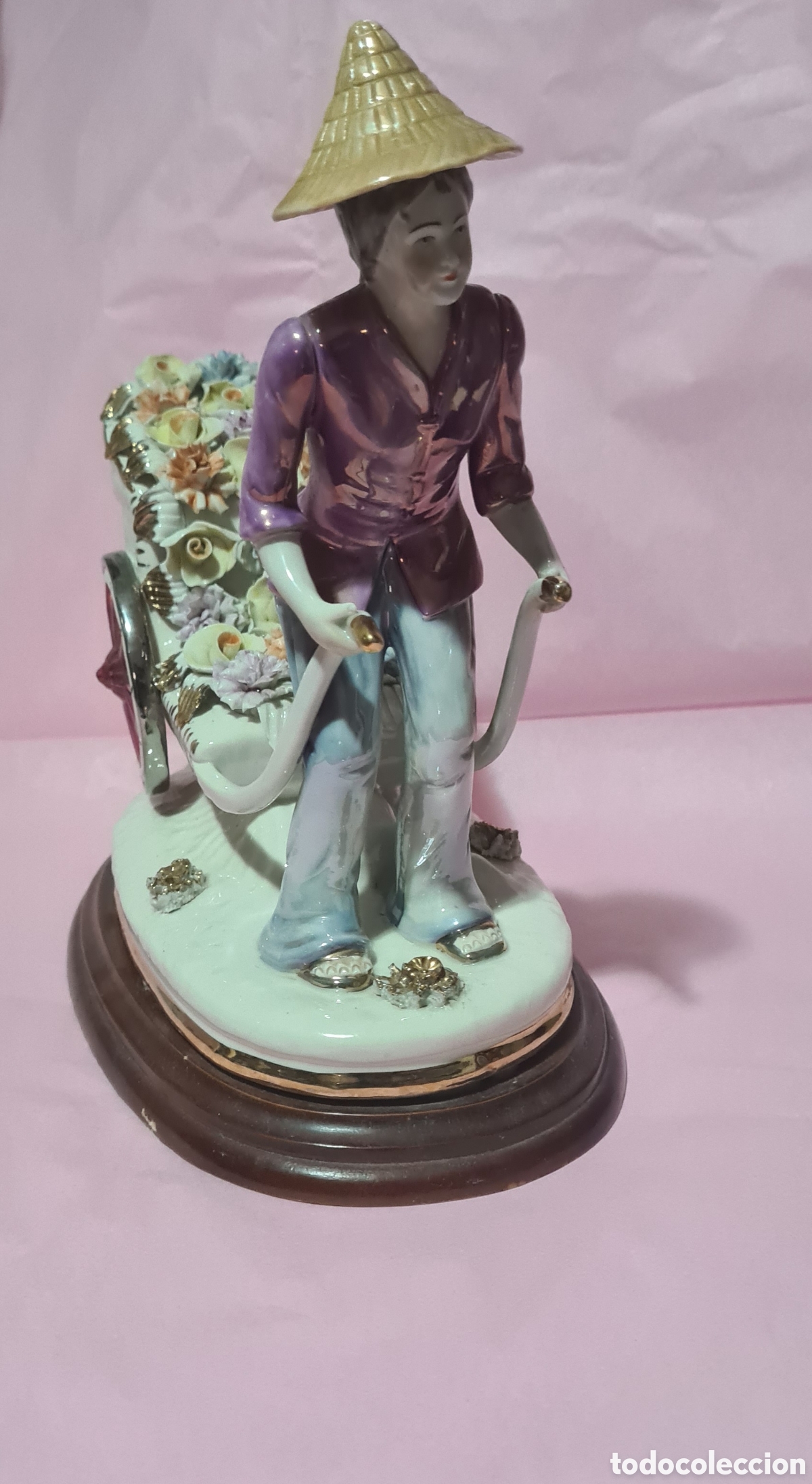 Antig&uuml;edades: Figura de porcelana sobre base de madera - Foto 3