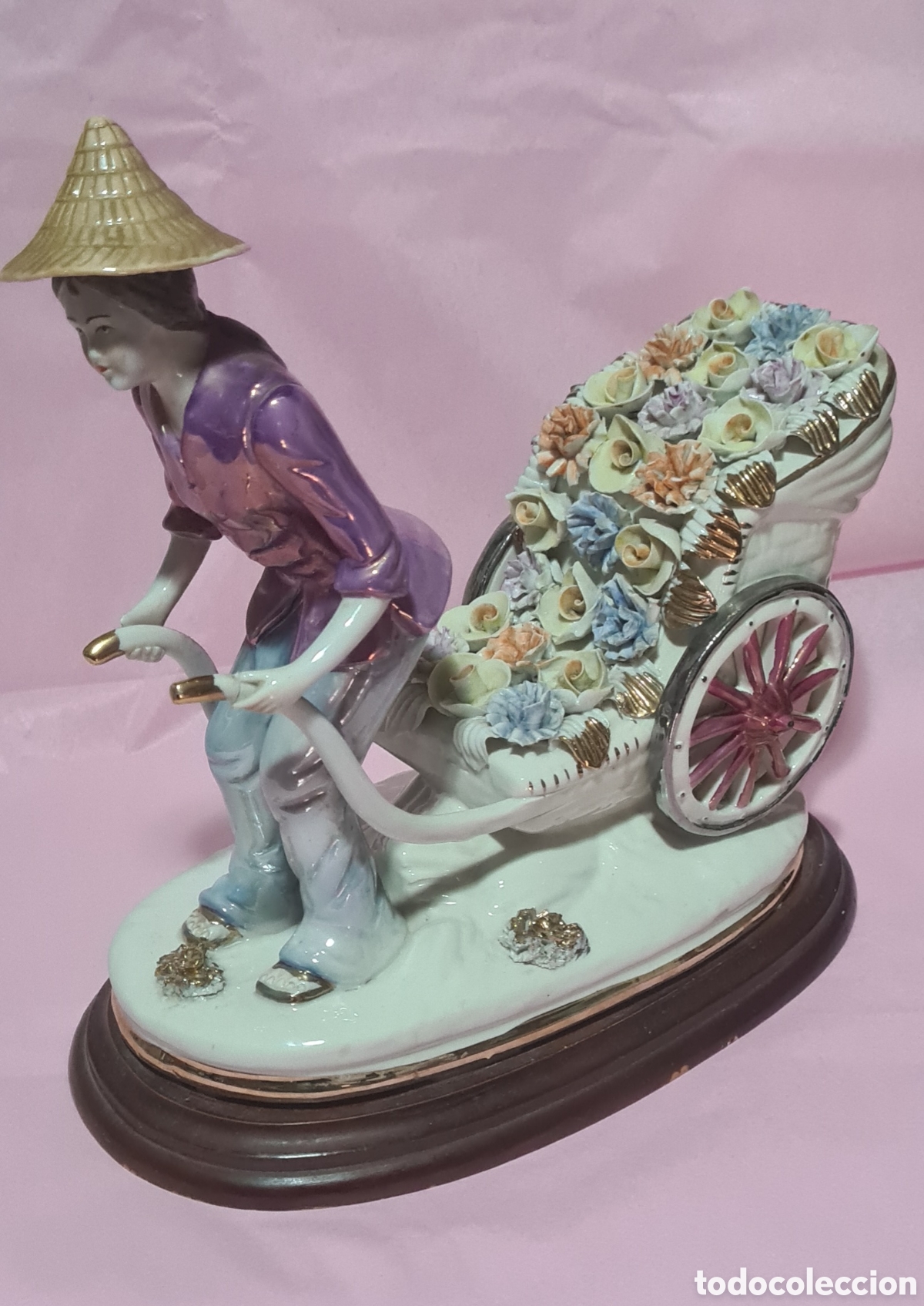 Antig&uuml;edades: Figura de porcelana sobre base de madera - Foto 1