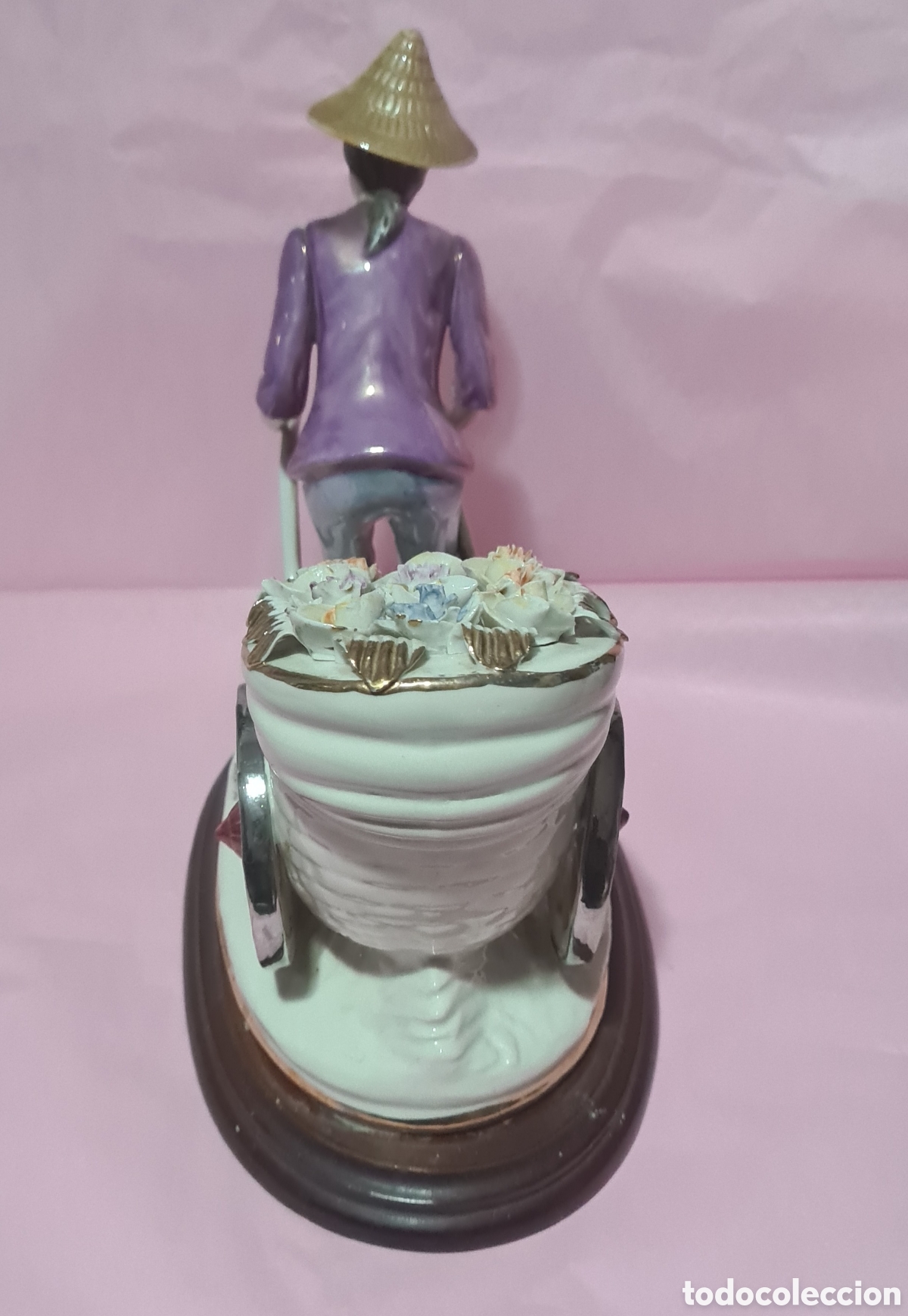 Antig&uuml;edades: Figura de porcelana sobre base de madera - Foto 4