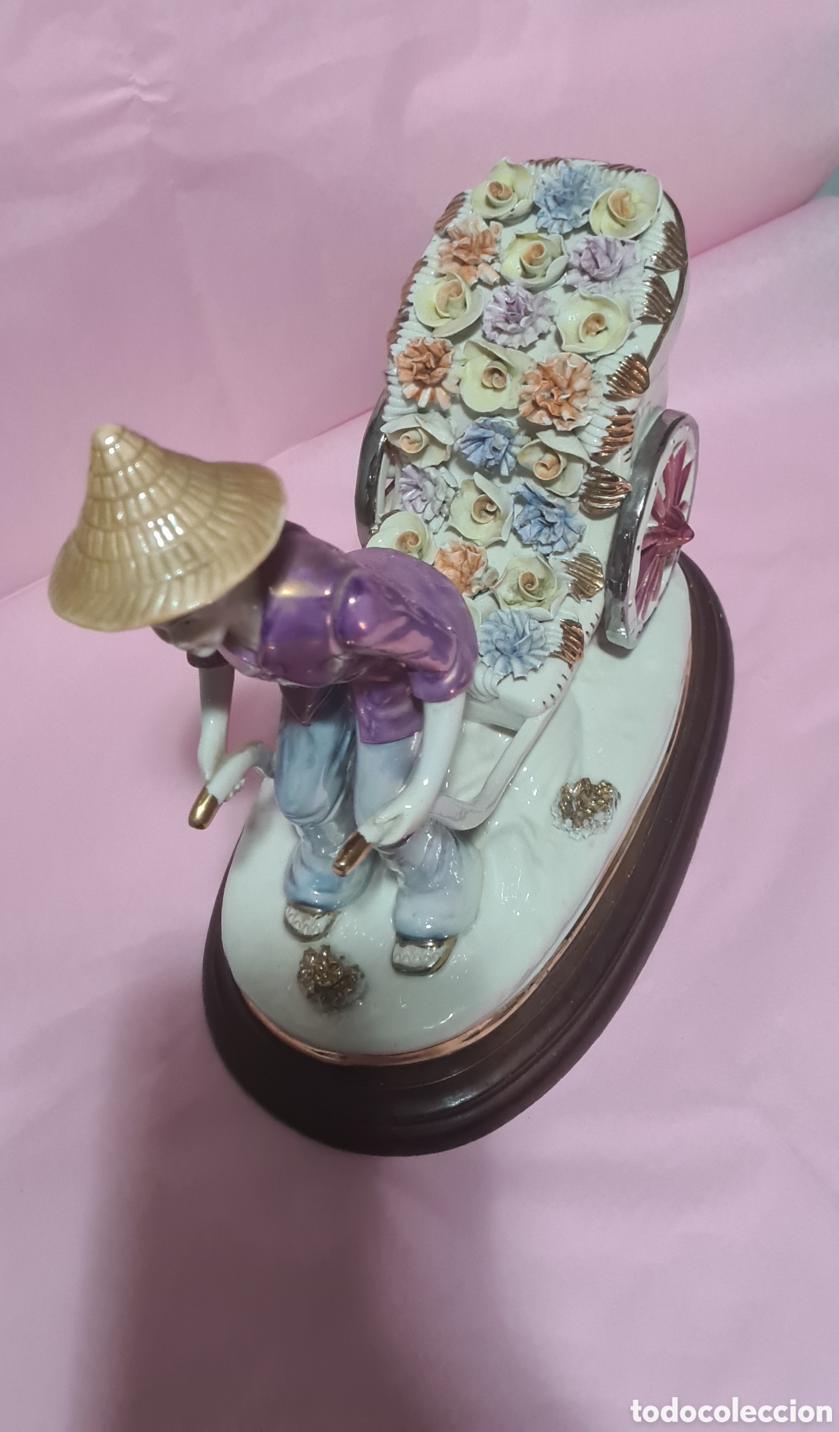 Antig&uuml;edades: Figura de porcelana sobre base de madera - Foto 5