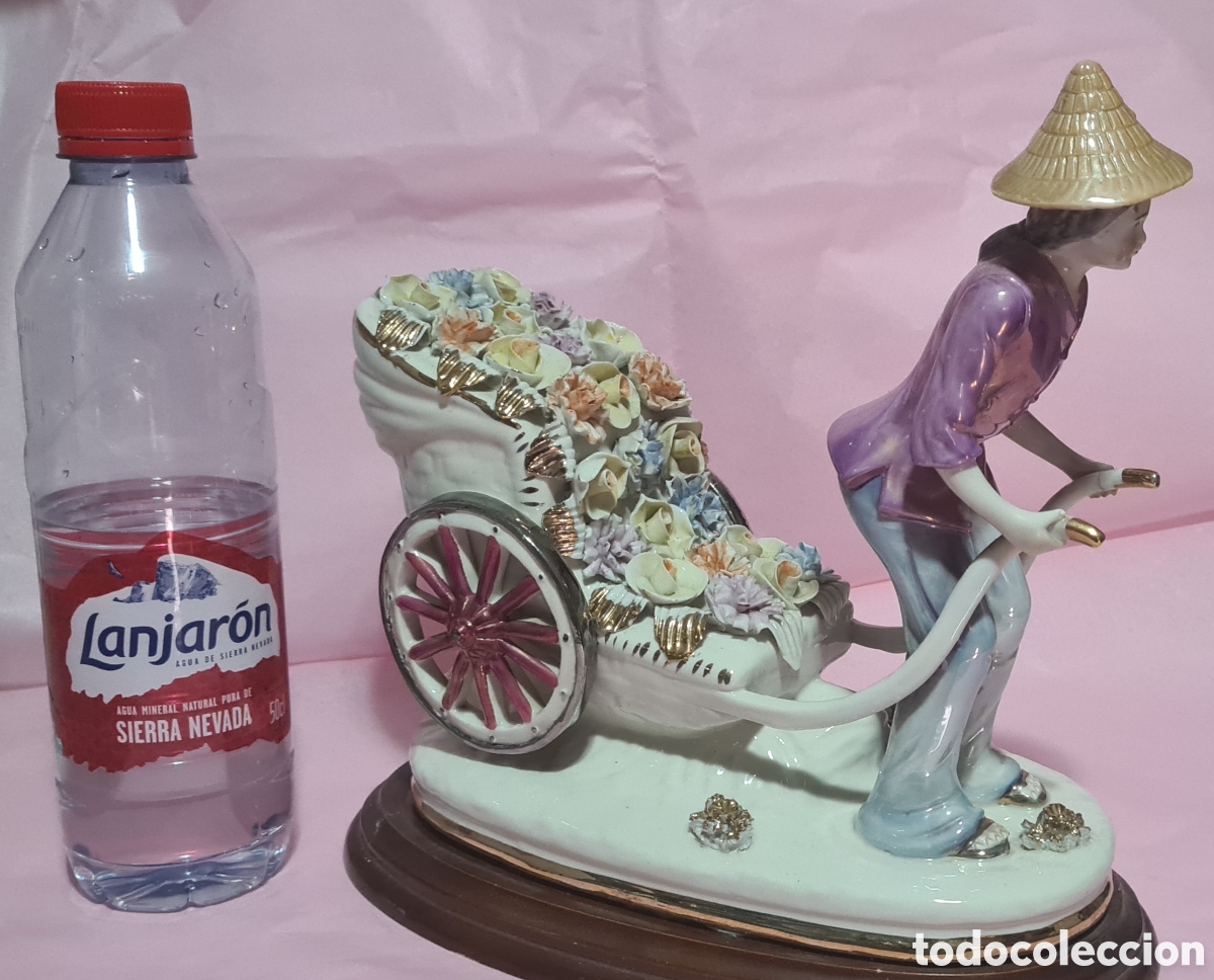 Antig&uuml;edades: Figura de porcelana sobre base de madera - Foto 6