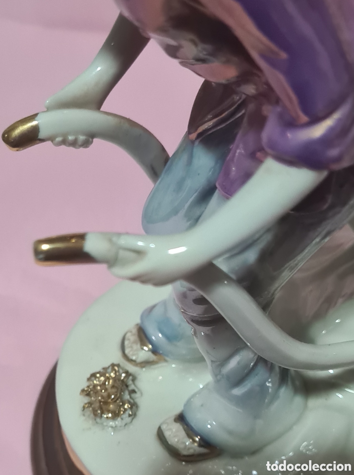 Antig&uuml;edades: Figura de porcelana sobre base de madera - Foto 9