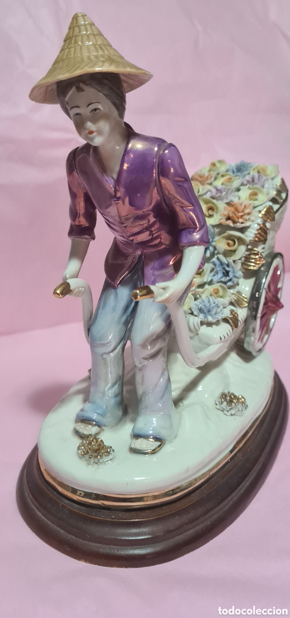 Antig&uuml;edades: Figura de porcelana sobre base de madera - Foto 2