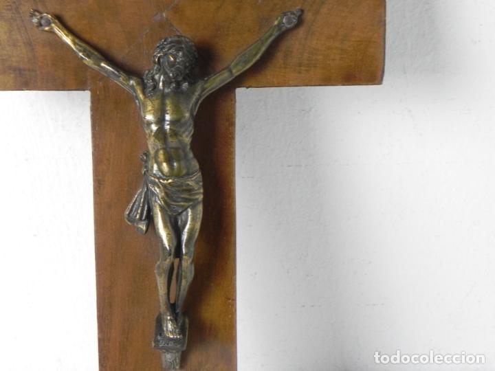 Antig&uuml;edades: CRUCIFIJO DE MADERA CON BRONCE (35x19,5 cm.) - Foto 2