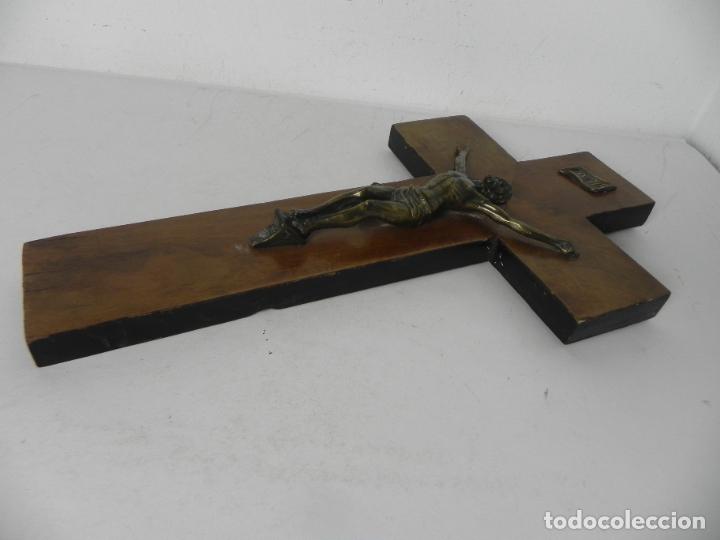 Antig&uuml;edades: CRUCIFIJO DE MADERA CON BRONCE (35x19,5 cm.) - Foto 4