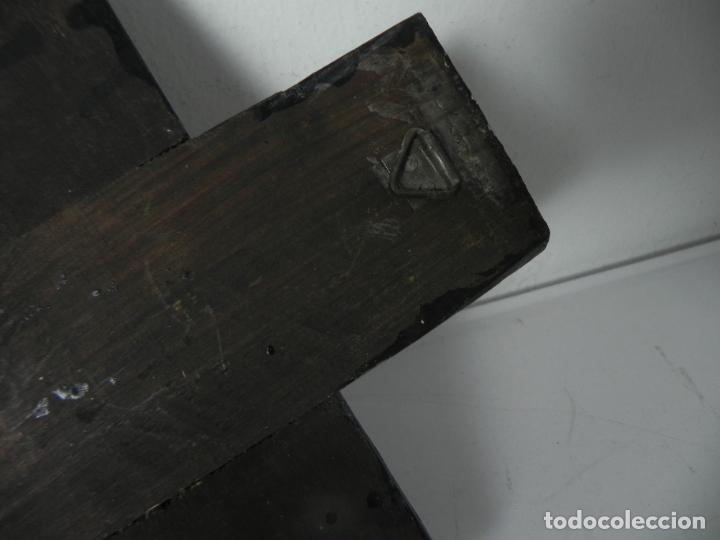Antig&uuml;edades: CRUCIFIJO DE MADERA CON BRONCE (35x19,5 cm.) - Foto 6