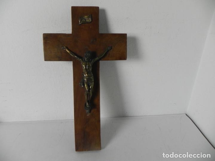 Antig&uuml;edades: CRUCIFIJO DE MADERA CON BRONCE (35x19,5 cm.) - Foto 1