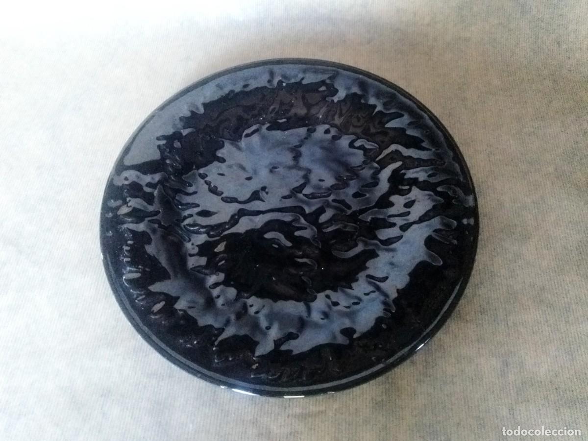 Antig&uuml;edades: PLATO DE LOZA CON RELIEVES ESMALTADO EN NEGRO - Foto 1