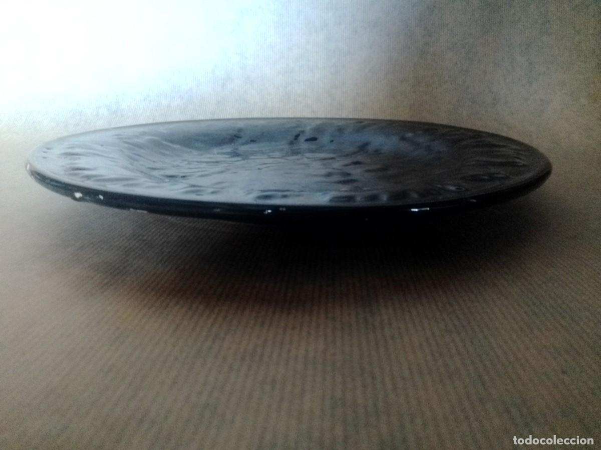 Antig&uuml;edades: PLATO DE LOZA CON RELIEVES ESMALTADO EN NEGRO - Foto 2