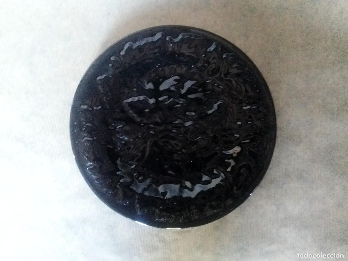 Antig&uuml;edades: PLATO DE LOZA CON RELIEVES ESMALTADO EN NEGRO - Foto 3