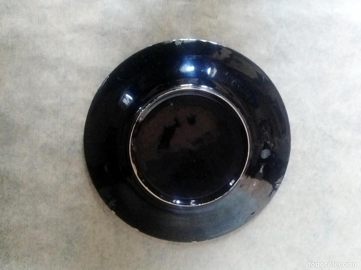 Antig&uuml;edades: PLATO DE LOZA CON RELIEVES ESMALTADO EN NEGRO - Foto 4