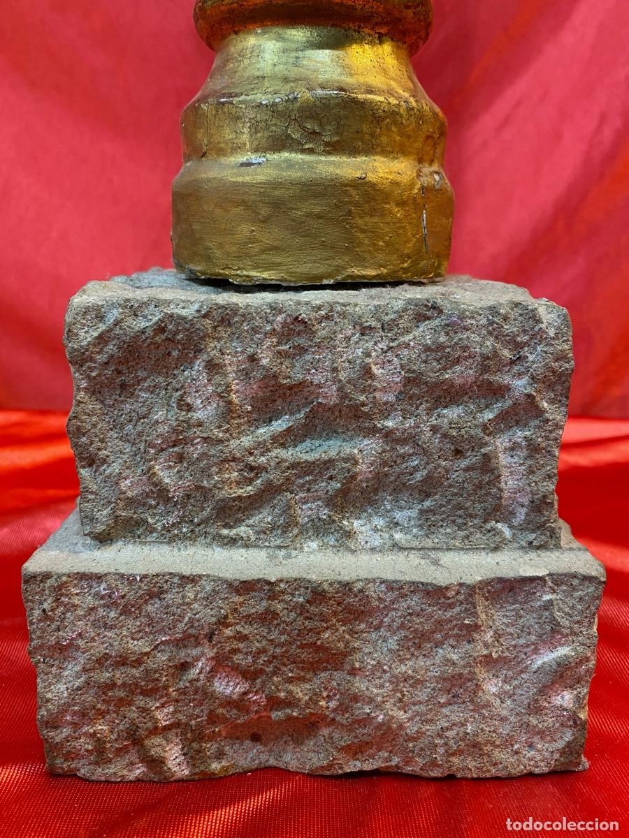 Antig&uuml;edades: CANDELABRO EN PAN DE ORO CON BASE DE PIEDRA - Foto 2
