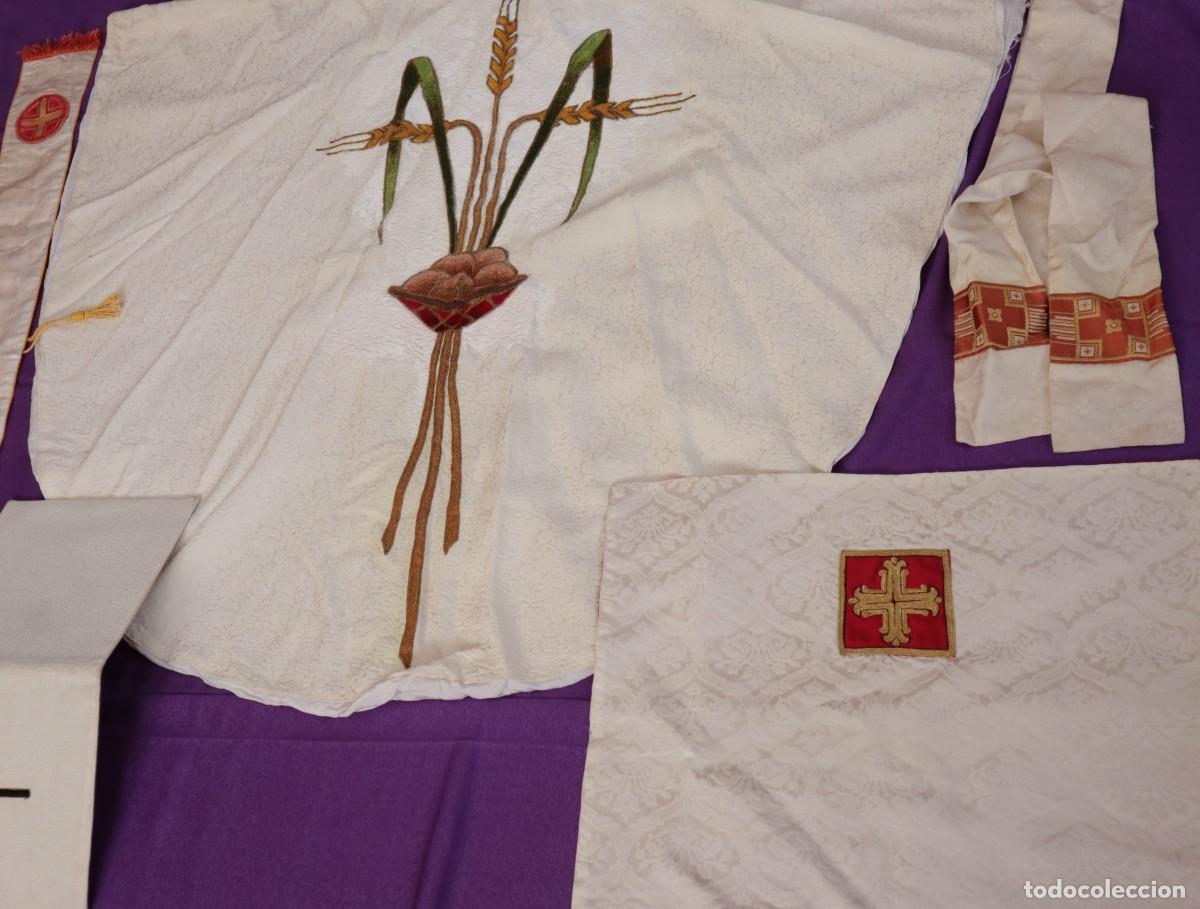 Antig&uuml;edades: Casulla y complementos confeccionados en seda. Med. S. XX. - Foto 22