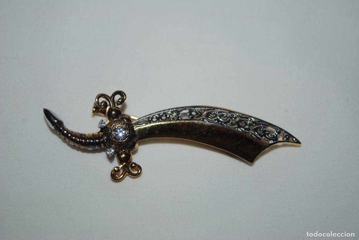 Antig&uuml;edades: BROCHE DE PLATA DORADA , EN FORMA DE ESPADA INDU . - Foto 1