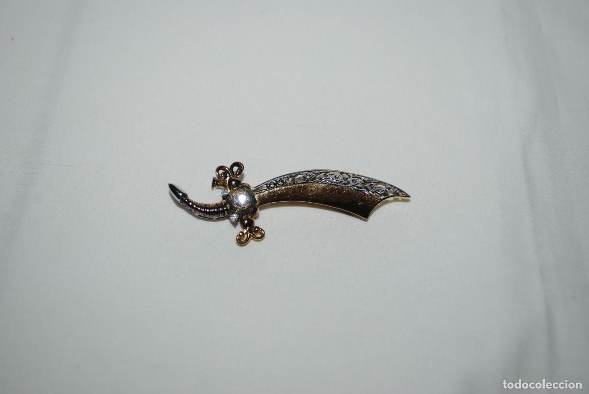 Antig&uuml;edades: BROCHE DE PLATA DORADA , EN FORMA DE ESPADA INDU . - Foto 2