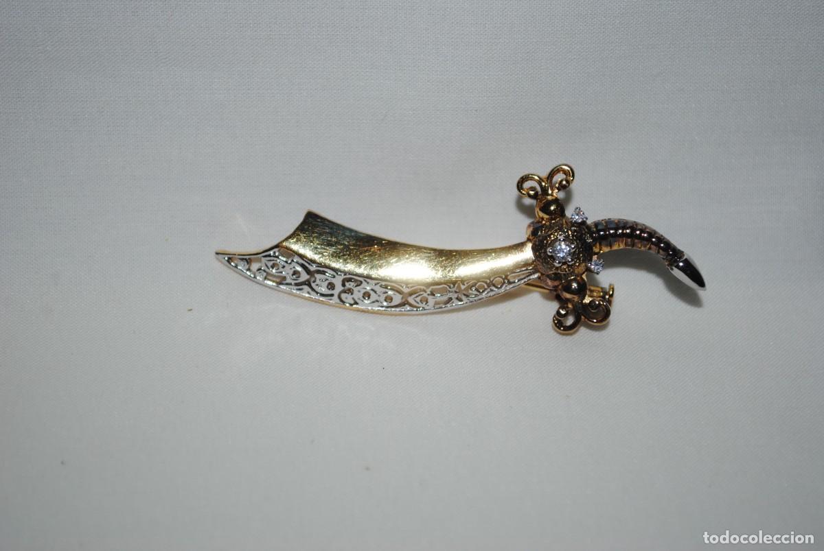 Antig&uuml;edades: BROCHE DE PLATA DORADA , EN FORMA DE ESPADA INDU . - Foto 3