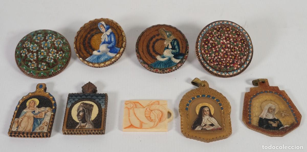 Antiguidades: 4 broches y 5 colgantes en madera, dos en celuloide y uno en pasta-La Moreneta, motivo floral, etc.