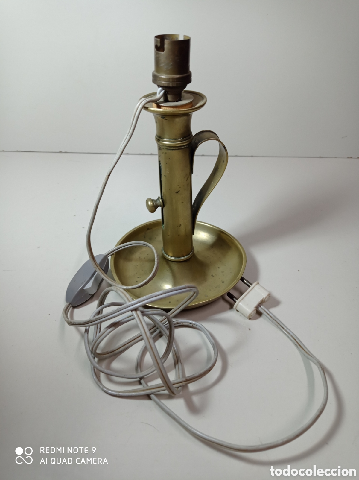 Antiquit&auml;ten: Antigua lampara palmatoria de bronce transformada a partir de un candelabro con elevador de velas .