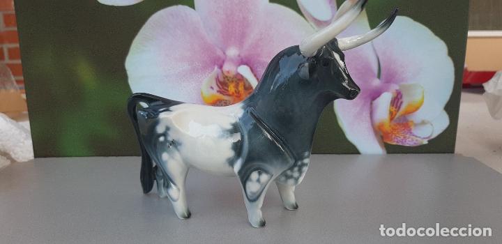Antig&uuml;edades: TORO DE PORCELANA DE ALGORA - Foto 1