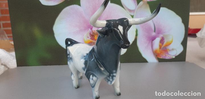 Antig&uuml;edades: TORO DE PORCELANA DE ALGORA - Foto 2