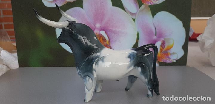 Antig&uuml;edades: TORO DE PORCELANA DE ALGORA - Foto 5
