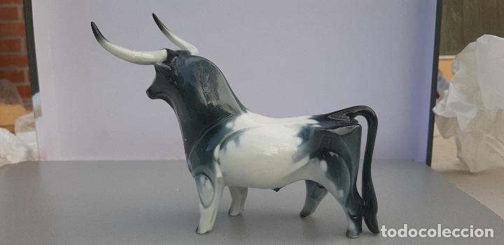Antig&uuml;edades: TORO DE PORCELANA DE ALGORA - Foto 4