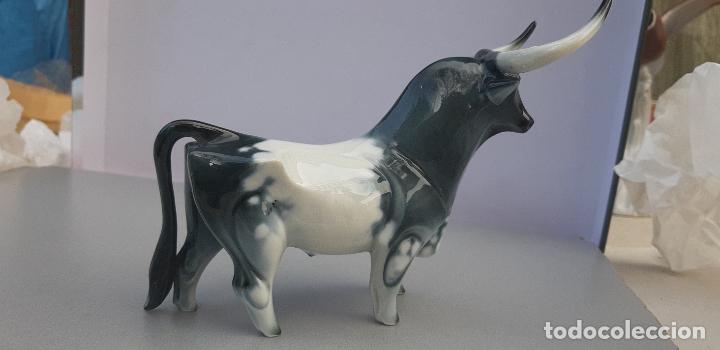Antig&uuml;edades: TORO DE PORCELANA DE ALGORA - Foto 3