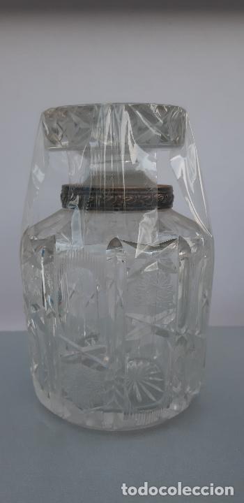 Antig&uuml;edades: FRASCO EN CRISTAL TALLADO CON CUELLO DE PLATA MED S XX.