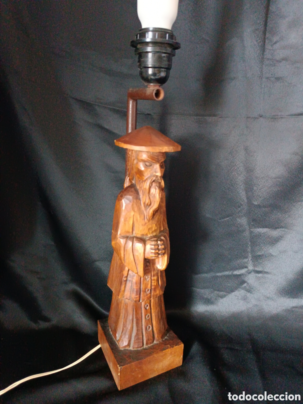 Antig&uuml;edades: L&aacute;mpara de mesa con figura en madera tallada. - Foto 2
