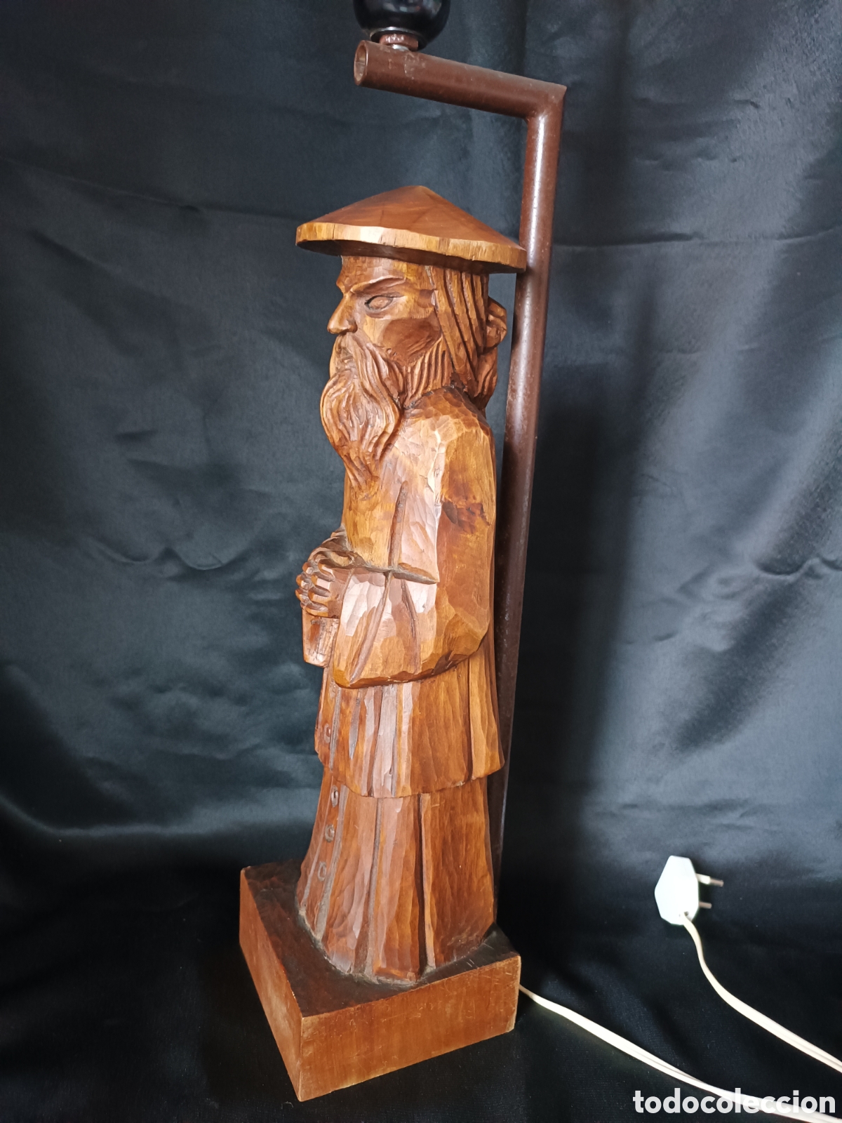 Antig&uuml;edades: L&aacute;mpara de mesa con figura en madera tallada. - Foto 3