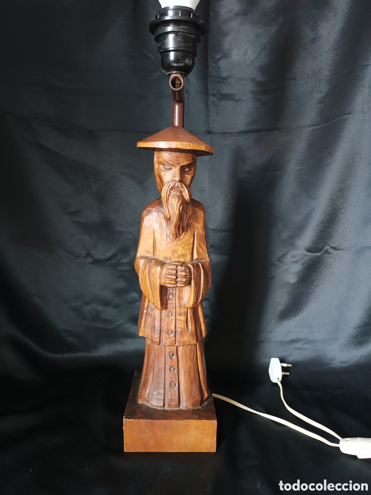 Antig&uuml;edades: L&aacute;mpara de mesa con figura en madera tallada. - Foto 4